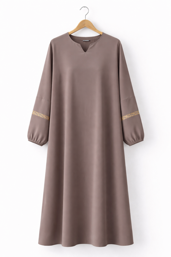 20904ba0-8232-47fc-8272-817e5b2f02d7 Abaya Taupe Élégante avec Détails Raffinés