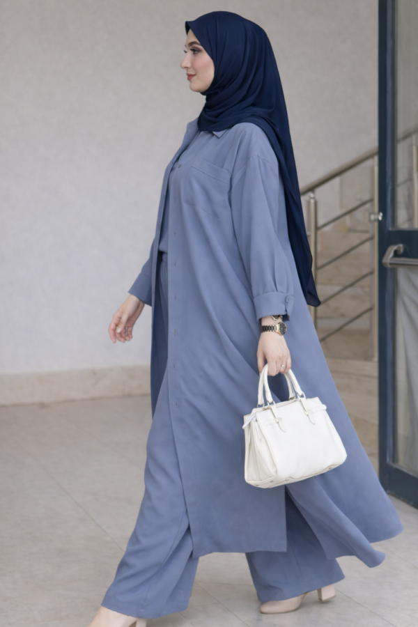 Graceful walk in dusty blue attire Ensemble Chemise & Pantalon Fluide - Bleu